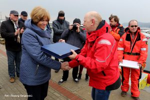 Matką chrzestną jednostki ratownictwa morskiego została Danuta Grodzicka – Kozak – prezes WFOŚiGW w Gdańsku Fot. Cezary Spigarski